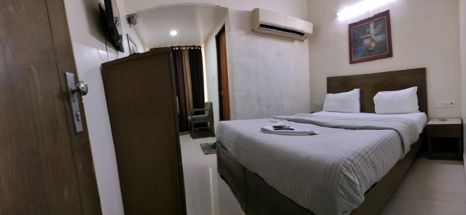 Hotel Zenith Surat Exterior photo
