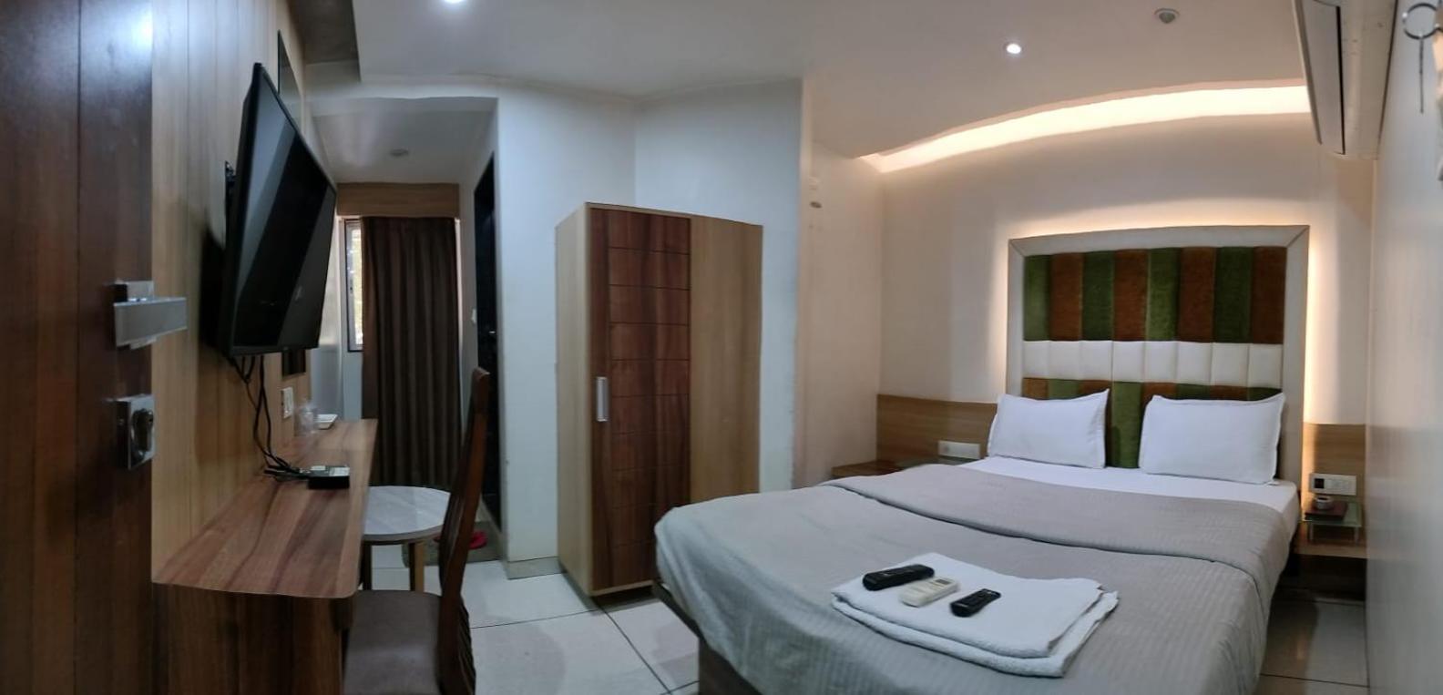 Hotel Zenith Surat Exterior photo