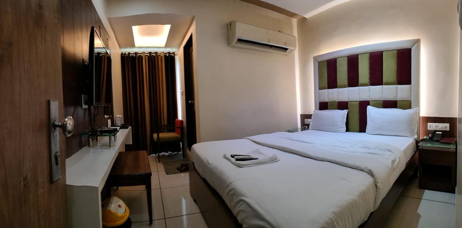 Hotel Zenith Surat Exterior photo