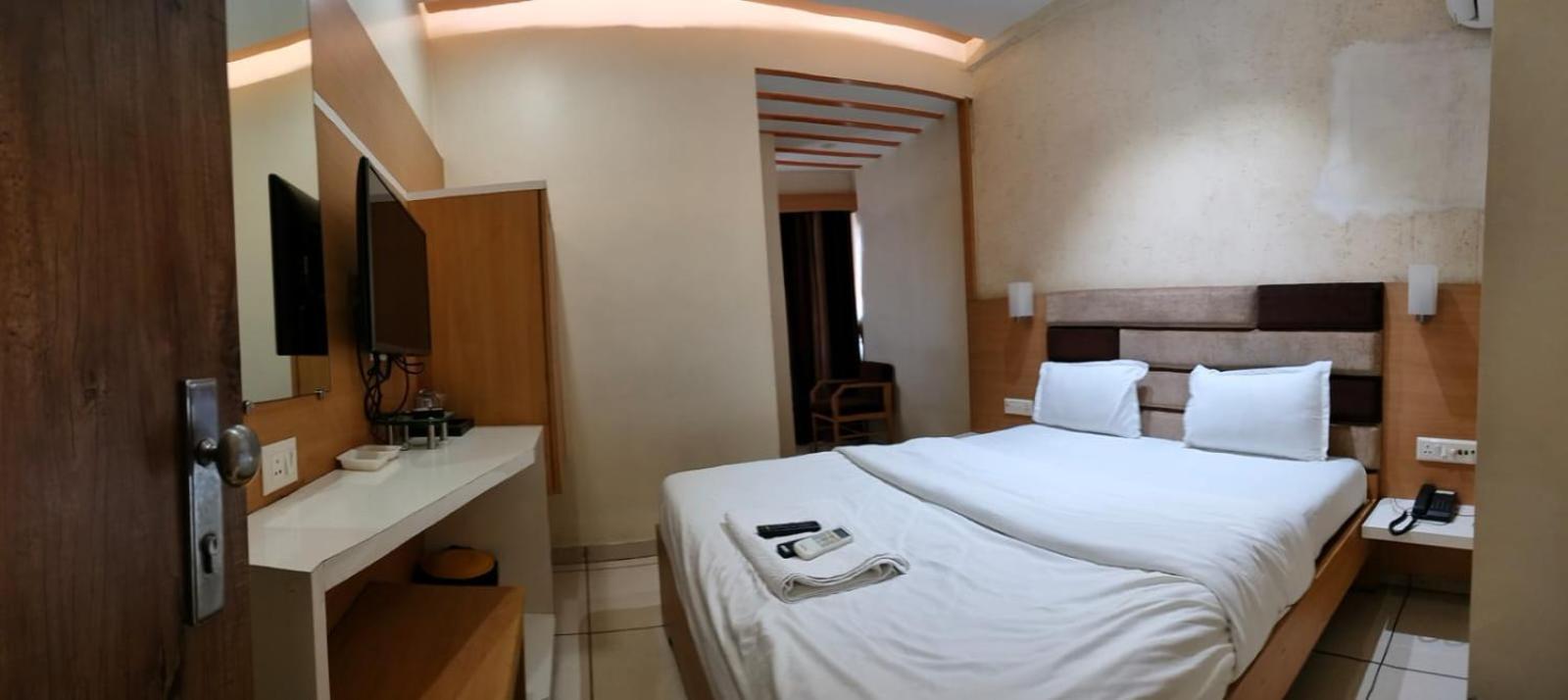 Hotel Zenith Surat Exterior photo
