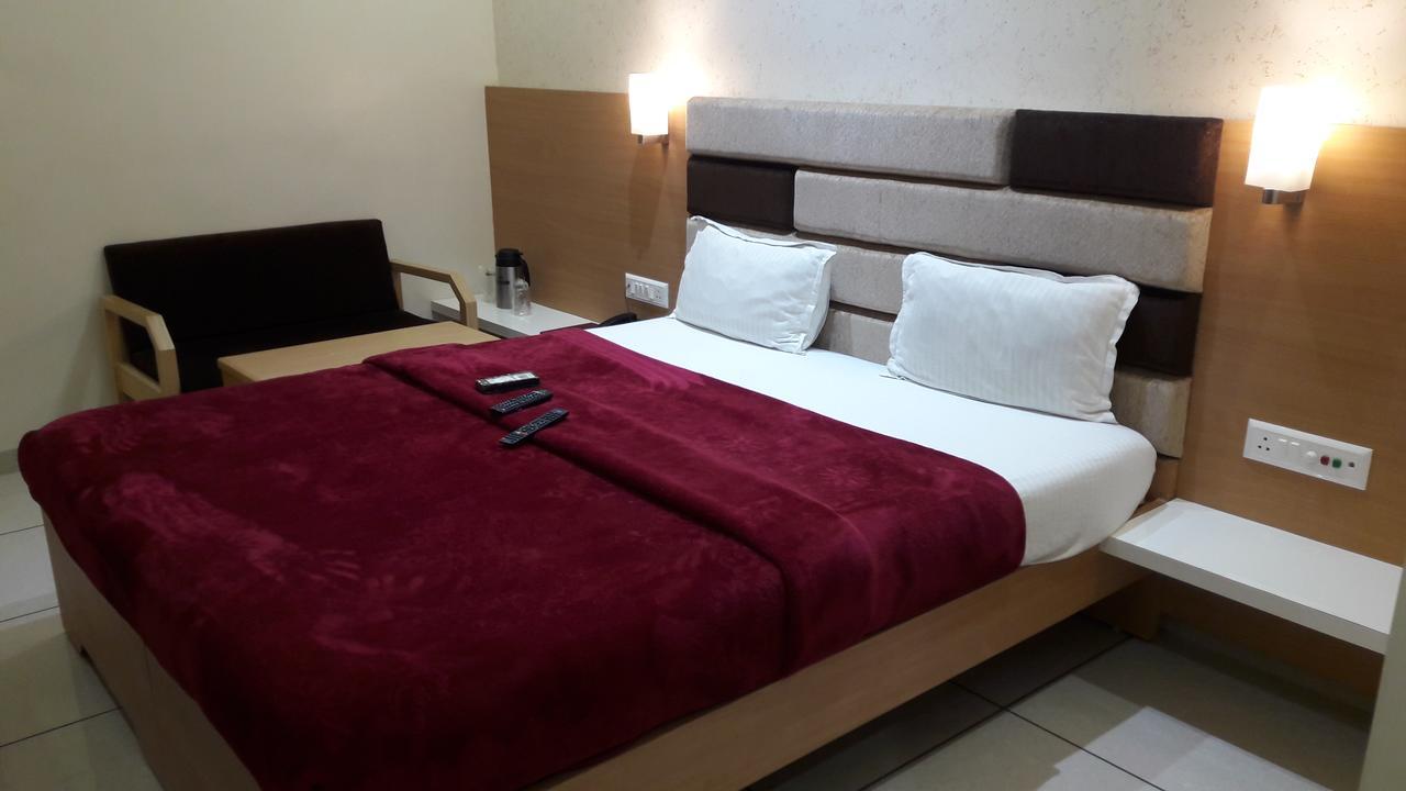 Hotel Zenith Surat Exterior photo