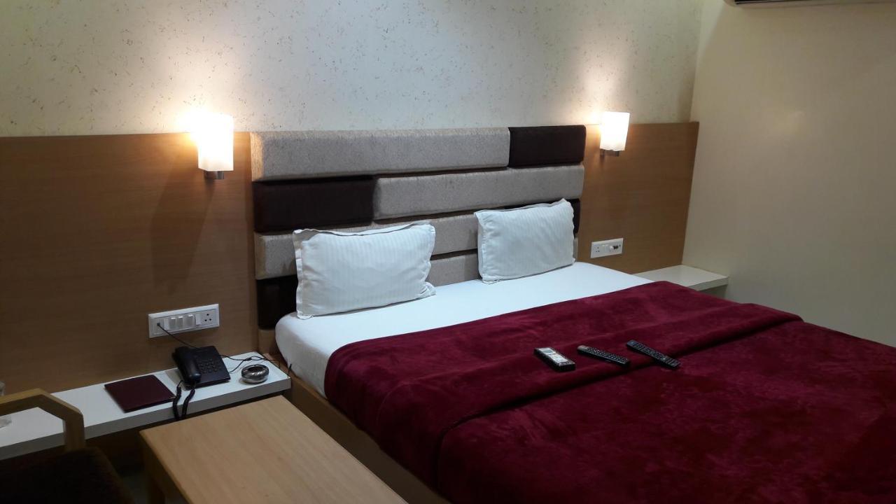 Hotel Zenith Surat Exterior photo